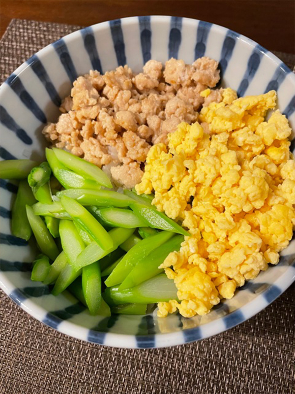 三色丼（アスパラ・卵・鶏そぼろ）